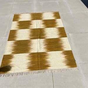 Tapis en laine tissé à la main de style Ikat abstrait moderne - Moutarde et crème, écologique, tissé à la main, motif plumeux Kilim - Product Image 2