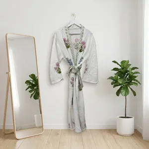 เสื้อคลุมวาฟเฟิลแบบยาวสำหรับผู้หญิง พร้อมลายปักดอกไม้ คอวี แขนยาว ผ้าฝ้ายเนื้อนุ่ม สไตล์คลาสสิก - Product Image 1