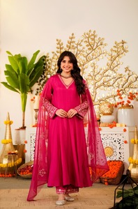 Tenue de fête indienne pour femmes, en viscose et soie Chanderi, avec broderies de sequins, comprenant un haut, un bas et un dupatta brodé en organza. - Product Image 2