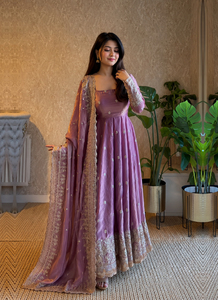 Vestido Anarkali Premium de Satén Fandy con Bordado de Zari y Lentejuelas, Anarkali Completamente Cosido con Dupatta - Product Image 1