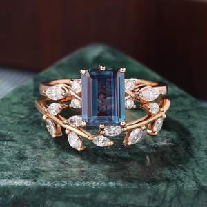 Anillo de Compromiso con Alejandrita de Corte Esmeralda, Anillo de Boda Vintage de Oro Rosa con Moissanita - Product Image 6