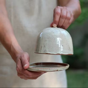 Pot à beurre artisanal en forme de dôme avec couvercle à petit bouton de maintien, plat de service rond, finition émaillée rustique, élégant rangement de beurre de table - Product Image 2