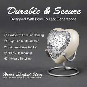 Urne funéraire artisanale de luxe en aluminium, en forme de cœur argenté, écologique, avec support métallique - Product Image 4