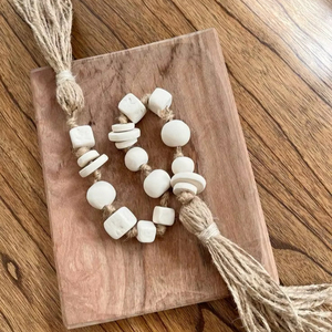 Guirnalda de cuentas de cerámica blanca y madera con borlas, estilo rústico bohemio para decoración del hogar, pieza decorativa de gran venta. - Product Image 1