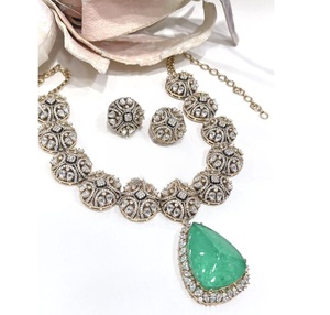 Magnifique ensemble collier et boucles d'oreilles plaqué or de qualité supérieure, style moissanite classique, pour femme - Idéal pour mariages et occasions spéciales - Product Image 1