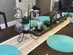 Porte-bouteille à vin décoratif vintage en métal avec support en verre pour la présentation sur table de bar à domicile et la mise en valeur des tables de restaurants, provenant d'Inde - Product Image 5