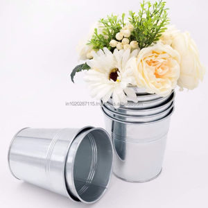 Cubo de maceta galvanizado de estilo antiguo con imagen de letrina dibujada a mano ideal para exhibición de arreglos florales al aire libre - Product Image 1