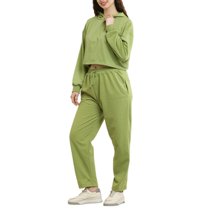 Conjunto Deportivo de Mujer de Alta Calidad con Logotipo Personalizado, Sudadera Corta con Hombros Caídos y Pantalones Deportivos para un Look Deportivo y a la Moda - Product Image 5