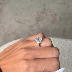 แหวนหมั้นเพชรทรงรัศมี 5 กะรัต เพชรเลี้ยงในห้องปฏิบัติการ ทองคำ 18K |   เครื่องประดับเจ้าสาวแบบซ่อนรูปทรงรัศมี ได้รับการรับรองจาก IGI - Product Image 4