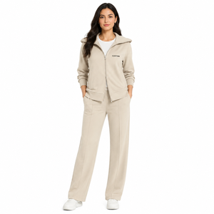 Ensemble de survêtement pour femme avec veste zippée intégrale à logo personnalisé, pantalon de jogging beige à jambes larges, col montant décontracté en polaire, deux pièces, fabrication usine - Product Image 1