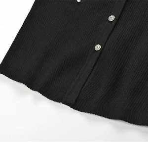 Cardigan respirant pour homme à col en V, avec détails perlés, en maille boutonnée, motif losanges, luxe discret et esthétique raffinée - Product Image 2