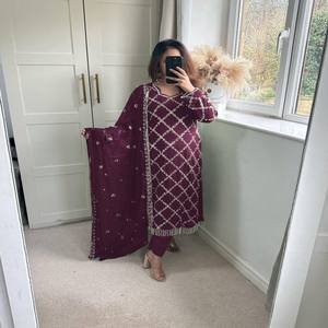 Ensemble haut et pantalon VASTRA COTTAGE en faux georgette avec broderie de sequins faite à la main, manches en dentelle fantaisie Moti, micro-dentelle intérieure - Product Image 1