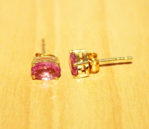 Boucles d'oreilles clous en or jaune 9 carats avec saphir rose naturel ovale Est-Ouest à 4 griffes, collection Memoria Jewels, vente en gros - Product Image 3