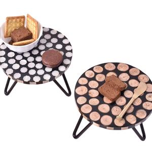 Support à gâteau élégant en résine et bois Aura Design moderne de jambe en métal pour dessert servant mariage et décoration de maison festive - Product Image 2