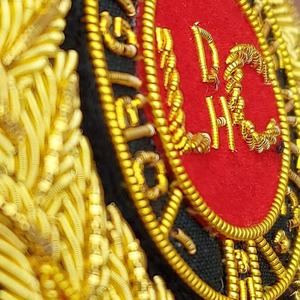 Insignia bordada a mano con hilo de bullion LDHC sobre base de fieltro negro de 9 cm, insignia para gorra con acabado en relieve acolchado para uso en uniformes en todo el mundo. - Product Image 2