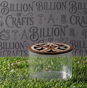 Caja Redonda de Vidrio para Joyas con Tapa de Madera Grabada con Diseño de Árbol, Estilo Moderno - Product Image 2