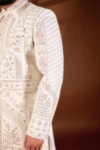 Costume Designer Pearl Kamarbandh Off White Divine Touch Sherwani avec maille diamantée et motifs floraux 3D Paisley à sequins - Product Image 5