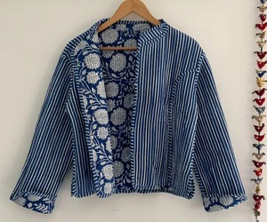 Veste pour femme en coton tricoté à la main en Inde, matelassée, réversible, à imprimé animal, col rabattu, manches trois-quarts - Product Image 2