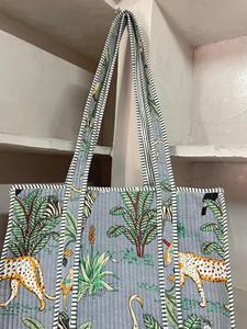 Sac fourre-tout en toile de coton bohème CRAFT HACKLE avec imprimé floral, fermeture ouverte, pour le shopping en toutes saisons, en provenance du Rajasthan - Product Image 5