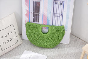 Transformez votre garde-robe saisonnière avec ce sac élégant en fil naturel, au design unique en forme de croissant et doté de poignées intégrées. - Product Image 5