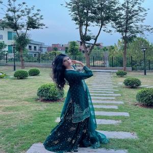 Conjunto VASTRA COTTAGE para Mujer, Top de Georgette con Bordado Intenso y Pantalones Plazo con Borlas, Dupatta de Organza, Prenda Étnica Completamente Cosida - Product Image 4