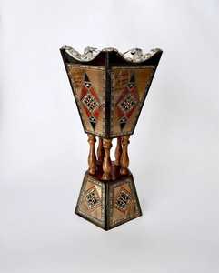 Mabkhara de luxe en bois avec incrustations géométriques, brûleur d'oud arabe traditionnel avec mosaïque style nacre et bordure argentée cloutée - Product Image 1