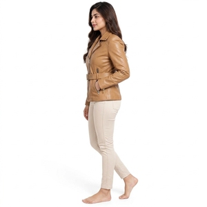 Chaqueta de cuero moderna para mujer con material resistente, ajuste cómodo y costuras impecables que proporcionan un uso duradero y suave. - Product Image 3