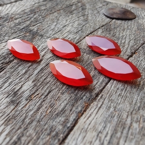 Onyx rouge naturel de haute qualité, taille marquise, dos plat, calibré, en vrac, certifié par un tiers, vente en gros - Product Image 3