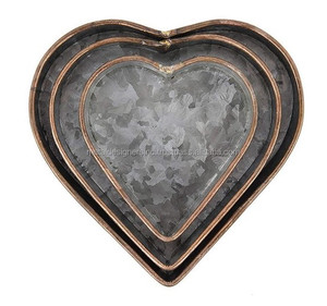 Jeu de 3 plateaux décoratifs en métal galvanisé en forme de cœur avec bordure en cuivre Plateaux plats pour vaisselle de table - Product Image 1