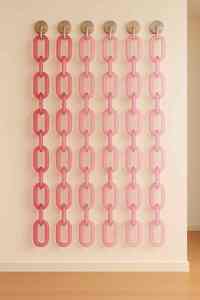 Escultura de arte mural de eslabones de cadena de resina multicolor para decoración interior de interiores, instalación vertical de cortina acrílica. - Product Image 2