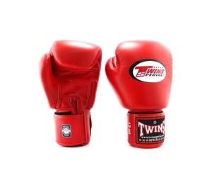 นวมมวยไทยคู่แฝด ทำมือ สำหรับ MMA และมวยสากล ปิดด้วยแถบตีนตุ๊กแก หนังวัวแท้ ระบายอากาศได้ดี ซับเหงื่อได้ดี - Product Image 1