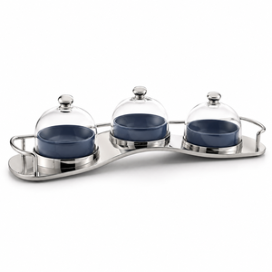 Ensemble de service en métal artisanal, conçu avec une finition dorée contemporaine et des bols élégants à couvercles, parfait pour la décoration culinaire haut de gamme. - Product Image 2