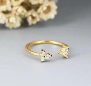 แหวนเงินแท้ 925 ชุบทอง ประดับเพชร CZ สามจุด ปรับขนาดได้ เหมาะสำหรับงานแต่งงานและวันครบรอบ - Product Image 1