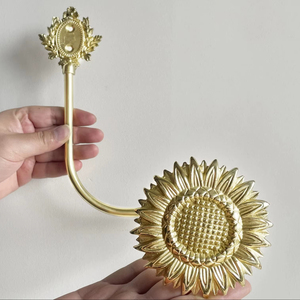 Gancho para Cortinas con Diseño de Girasol, Perfecto para una Organización Hermosa y Ordenada, Accesorio Funcional y Decorativo para el Hogar, de la India - Product Image 1