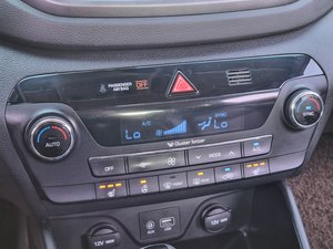 รถ SUV Tucson ปี 2017 มือสอง 5 ที่นั่ง ไฟเดย์ไลท์ LED ยาง R17 หลังคาพาโนรามา พวงมาลัยซ้าย เครื่องยนต์ดีเซล - Product Image 5