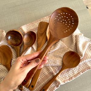 Juego de cucharas de madera natural rústica con espátula, cuchara para sopas, volteador y cuchara para mezclar para la preparación de alimentos en la cocina. - Product Image 2