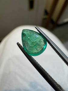 Émeraude Verte Naturelle Colombienne 1,74 CT, Coupe Poire, Facettée, avec Effet de Couleur Changeant, pour la Fabrication de Bijoux et les Collectionneurs - Product Image 2