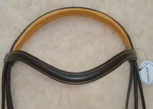 Bridon d'équitation anglais personnalisé en cuir avec noseband rembourré, frontal surélevé, ferrures en acier inoxydable et rênes confortables en caoutchouc - Product Image 4