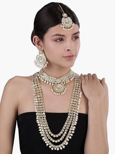 Parure de bijoux pour femme en alliage de zinc plaqué or, style géométrique Kundan, comprenant collier ras-du-cou, boucles d'oreilles Rani Haar et Maang Tikka, ornée de zircons et de perles - Product Image 3