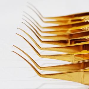 Pinzas de Capsulorrexis Utrata de Acero Inoxidable con Recubrimiento Dorado y Mango Redondo Moleteado, Instrumento Quirúrgico Oftalmológico - Product Image 2