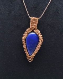 Collier en lapis-lazuli naturel, pendentif enroulé de fil de cuivre |   Bijoux en pierres précieuses faits à la main - Product Image 4