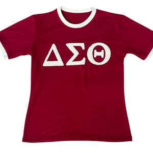 Camiseta de Verano Ecológica de Chenilla Color Granate para Mujer, con Letras Griegas Personalizadas y Diseño para Hermandades - Product Image 1