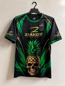 Camiseta de rendimiento ZIAKOT de nuevo diseño para hombre, personalizada, negra, con calavera verde Kelly y piña dorada - Product Image 1