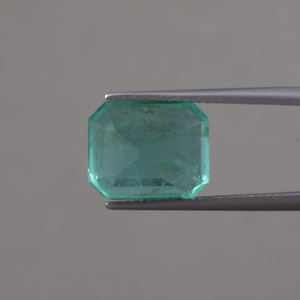 Esmeralda Verde Natural 100% Certificada por IGI, Corte Octogonal de 6.36 Quilates, 12x10mm 6.5mm, Tallada a Mano, Pulida, Tratada con Cera/Aceite Ligero - Product Image 3