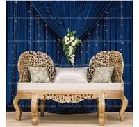 Sofá de madera artesanal de dos plazas premium para novios, con temáticas tradicionales indias y victorianas, ideal para destinos turísticos.