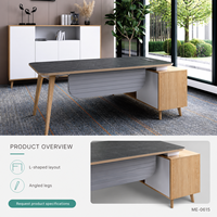 Bureau de direction moderne en forme de L avec plateau aspect pierre, pieds en bois inclinés et rangement latéral pour usage commercial