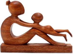 Sculpture abstraite en bois représentant une mère et un enfant enlacés, symbolisant l'amour, la protection, l'attention, le lien familial, la chaleur, l'harmonie. - Product Image 5