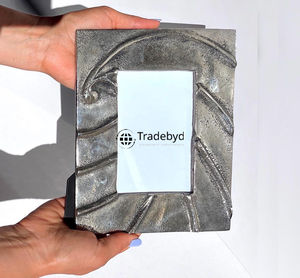 Cadre photo en métal élégant, accent décoratif de table par Tradebyd - Product Image 2