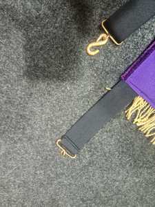 Tablier maçonnique en velours violet avec broderie dorée, symbole de l'œil de la Sainte Bible, forme carrée, accessoire de décoration artisanal fait main - Product Image 2