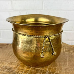 Macetero Metálico de Estilo Moderno para Arreglos de Plantas de Interior, Creando un Ambiente Tranquilo con un Diseño Elegante - Product Image 1